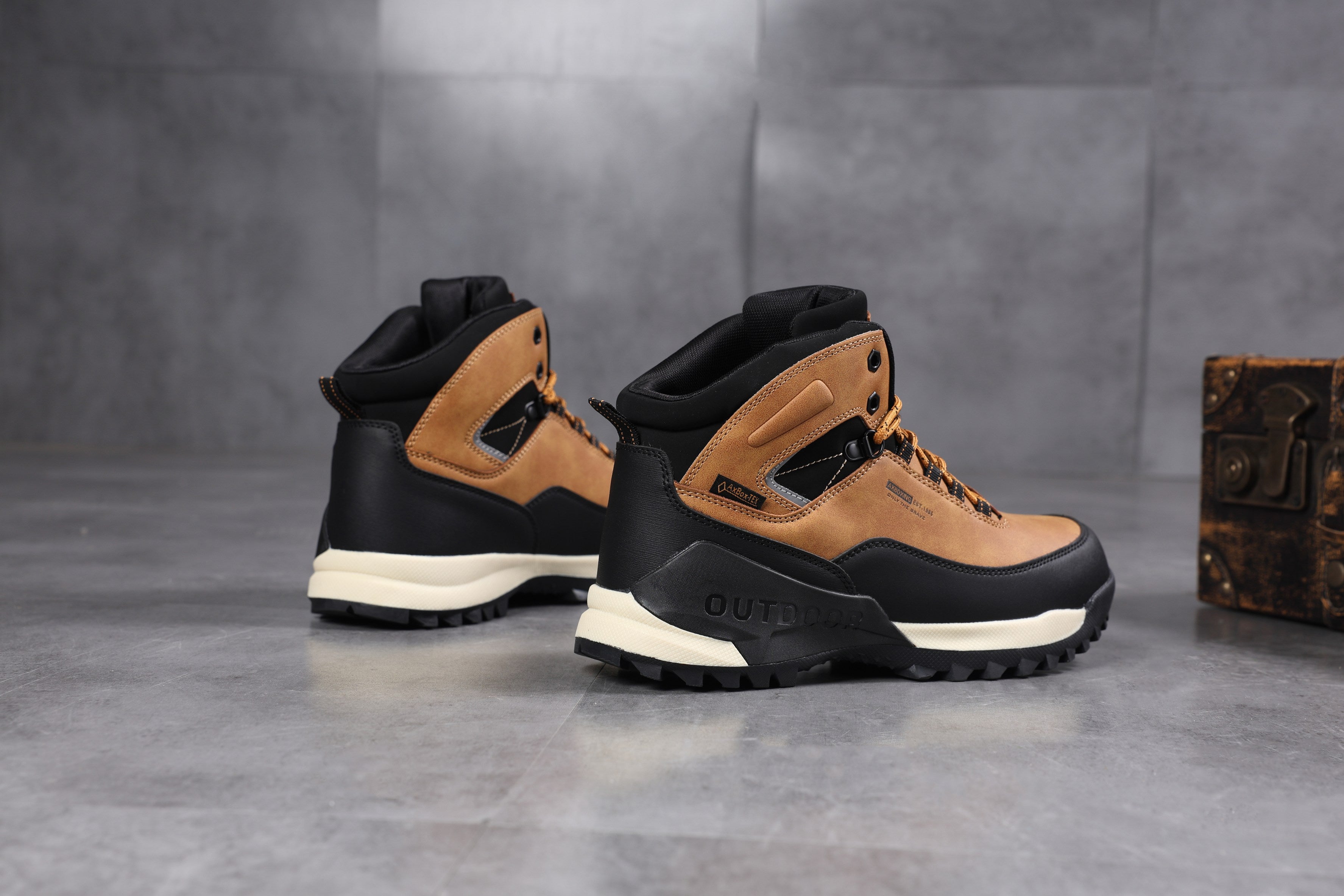 Bocanci Luci Imblaniti pentru Femei si Copii, Piele Ecologica Premium, Talpa Antiderapanta cu striatii, Ax Boxing