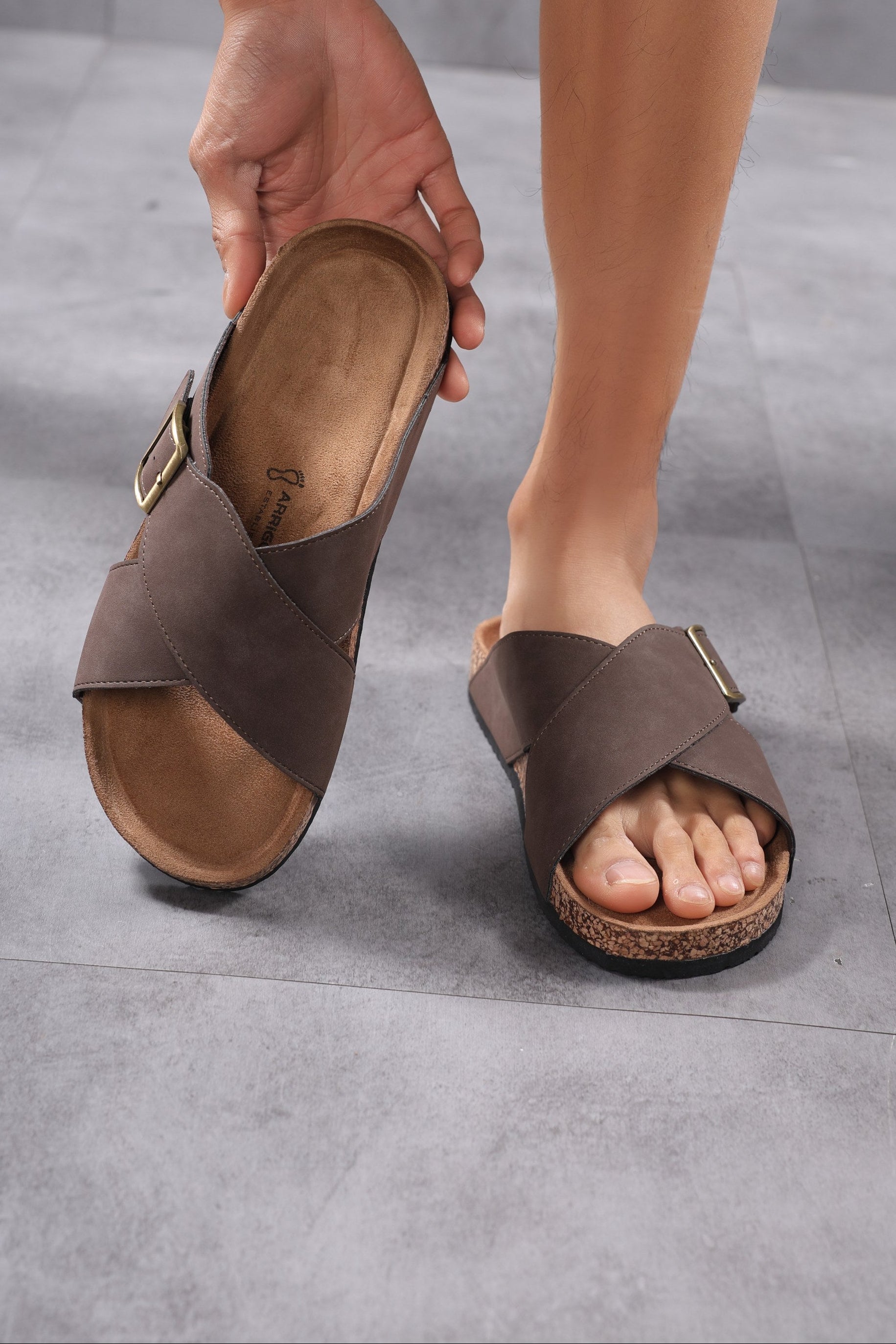 Papuci pentru Bărbați, Model Milo, Talpă Ergonomica, Stil Casual, Confort Premium, Arrigo Bello, Maro