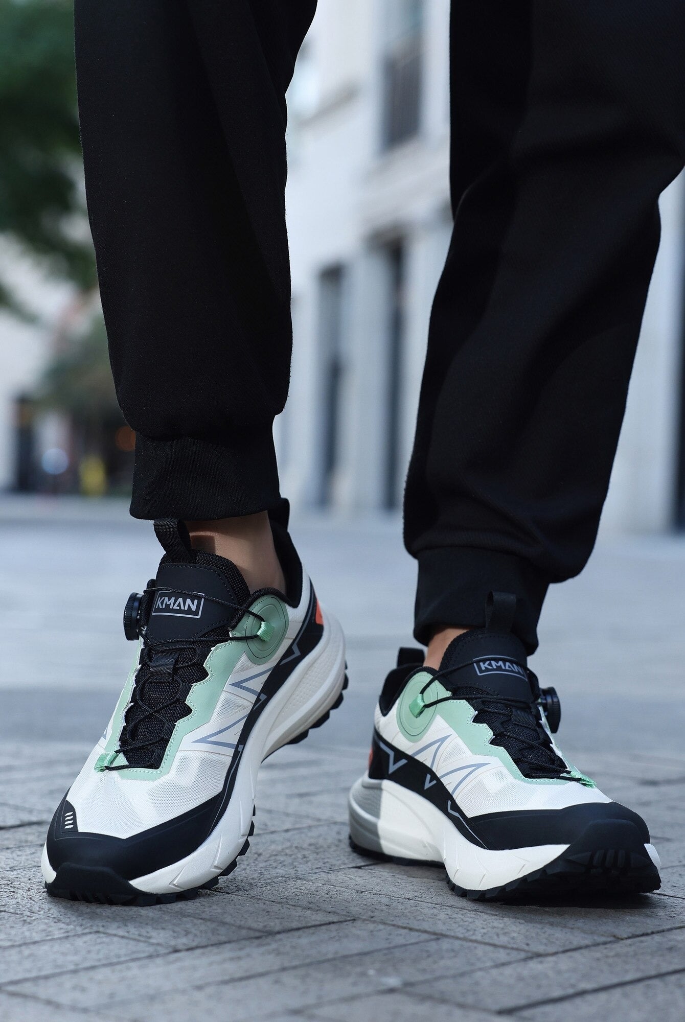 Adidași sport pentru Bărbați, Model Mavo, Sistem de închidere rotativ, Talpă cu crampoane, Panza subtire respirabila, Ultra Usori, KMAN,Alb