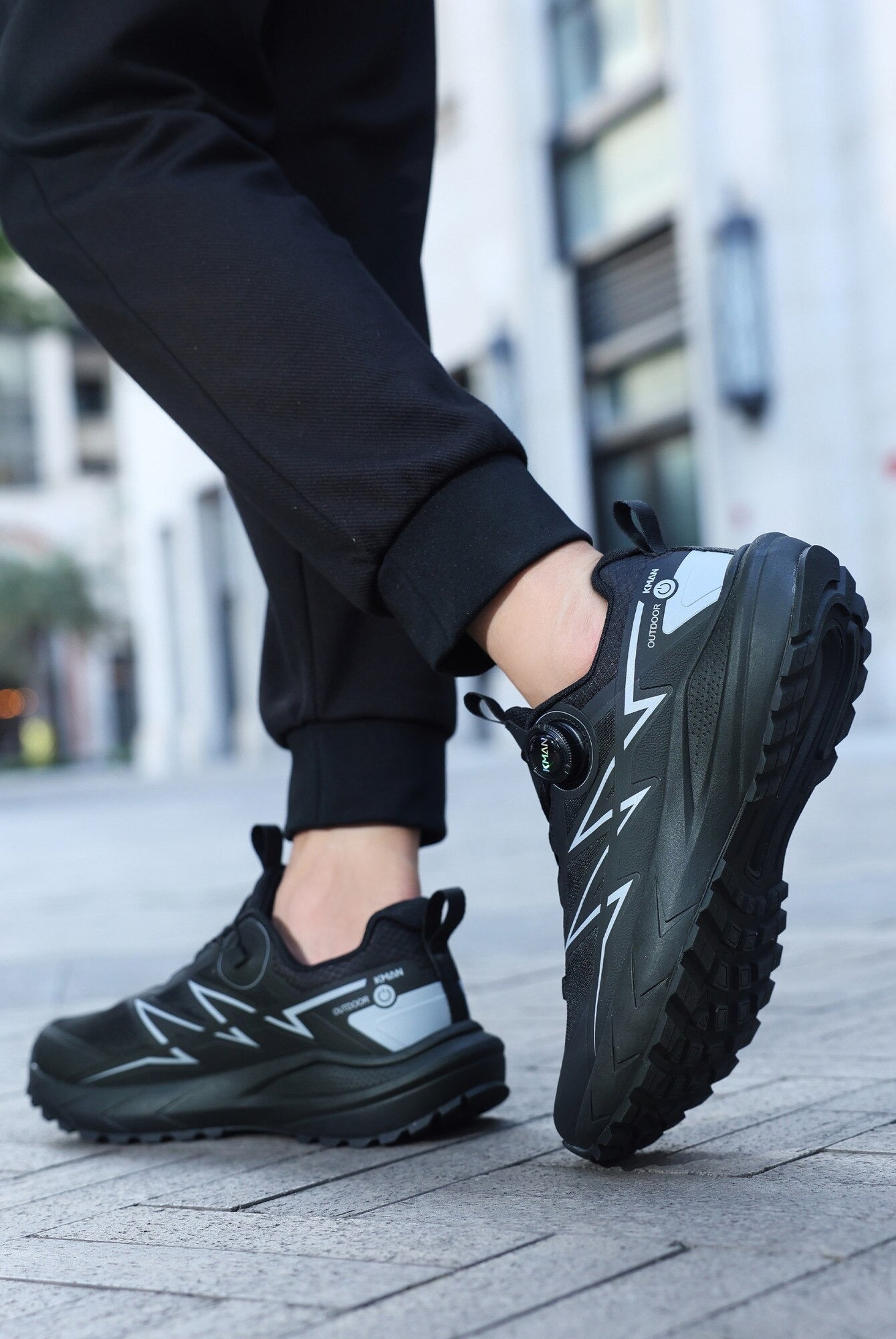 Adidași sport pentru Bărbați, Model Mavo, Sistem de închidere rotativ, Talpă cu crampoane, Panza subtire respirabila, Ultra Usori, KMAN,Alb
