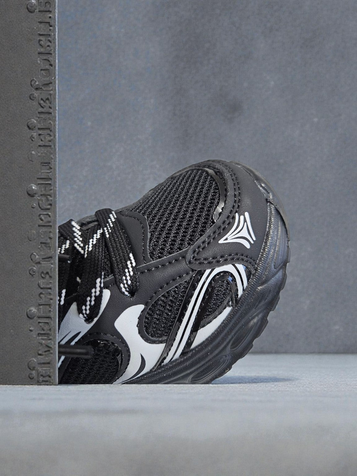 Adidași sport pentru copii, Model Giro, Talpă super ușoară din spumă, material textil respirabil, închidere cu șiret